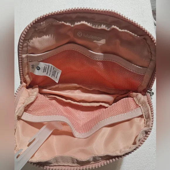 💛💜Lululemon Everywhere Belt Bag 1L💛💜 - Picture 2 of 5